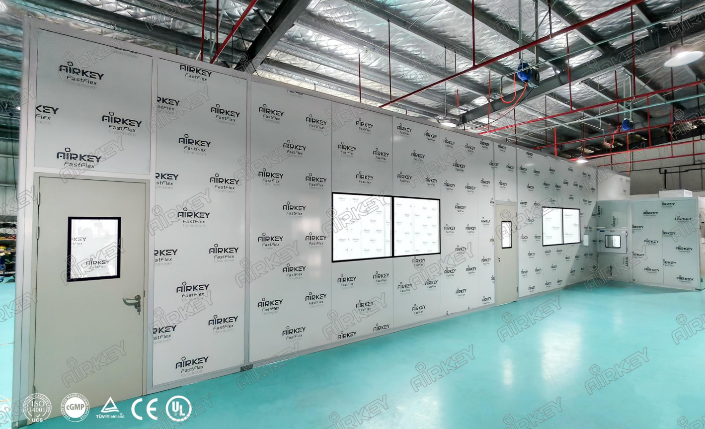 AIRKEY delivered a 144㎡ ISO 8 modular cleanroom for a semiconductor chip manufacturer in Togliatti, Russia. Designed for precision chip production, the project features a four-room process layout, customized dual-height structure, intelligent environmental monitoring system, and flexible cleanroom doors to ensure stable cleanliness, contamination control, and production efficiency.
