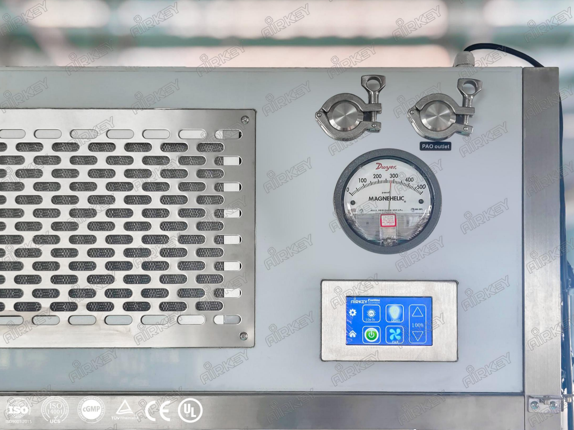 GMP-compliant laminar airflow hood with differential pressure display